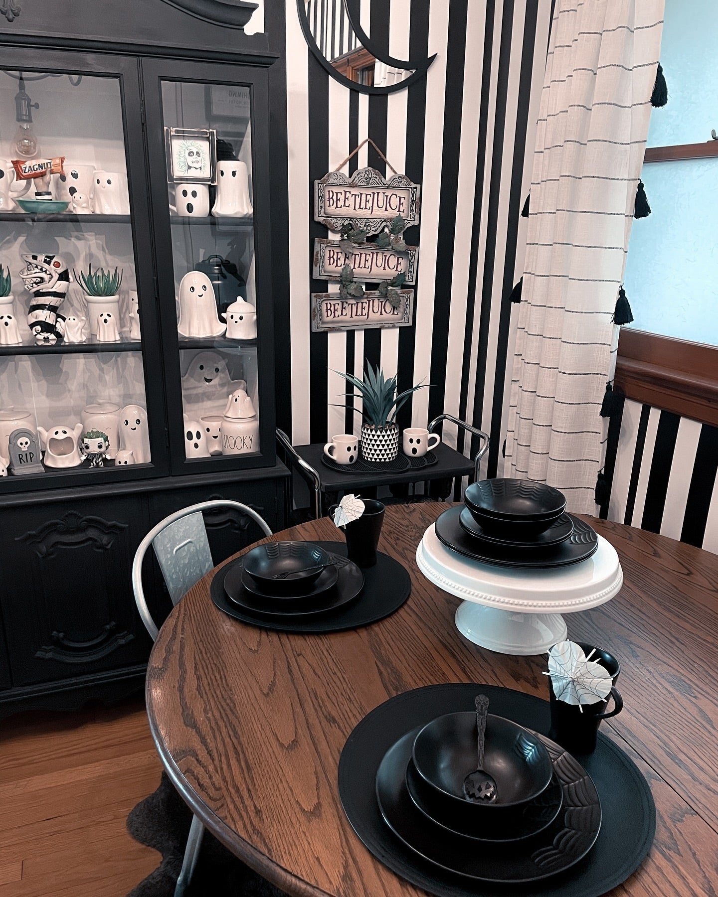 Spiderweb Dinnerware Set (16 Pieces)