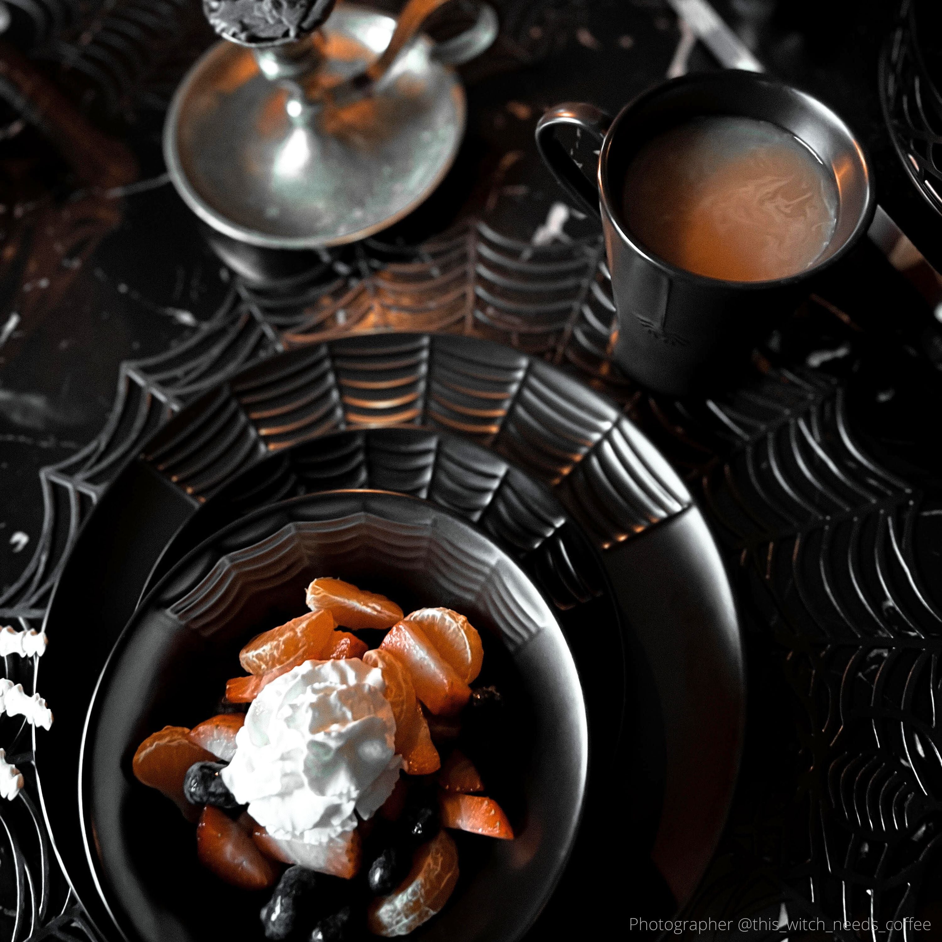 Spiderweb Dinnerware Set (16 Pieces)