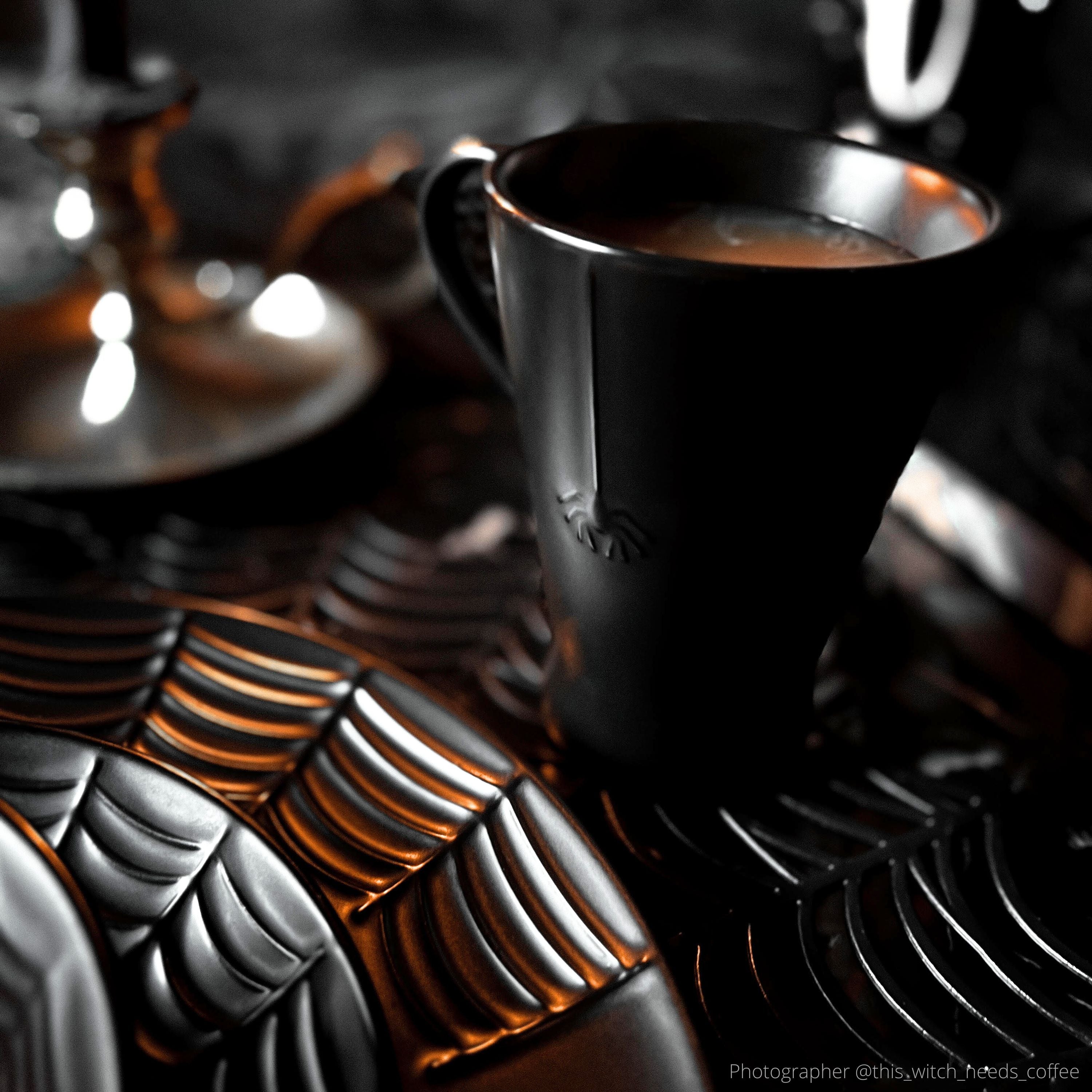 Spiderweb Dinnerware Set (16 Pieces)